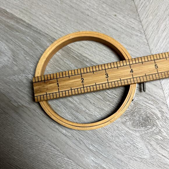 Vintage Wooden Embroidery Needlepoint Hoop 4" Taiwan Silver Metal Clasp - Picture 4 of 6